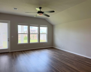 150 Patrick Herndon Dr - Photo Thumbnail 4