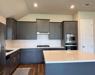 150 Patrick Herndon Dr - Photo Thumbnail 6