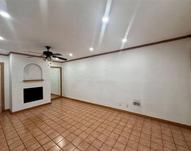 505 W 7th St - Photo Thumbnail 2