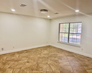 11210 Kingsgate Dr - Photo Thumbnail 2