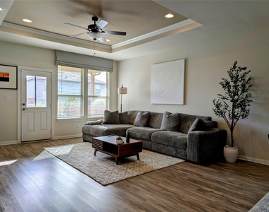 511 Hoot Owl Ln S - Photo Thumbnail 11