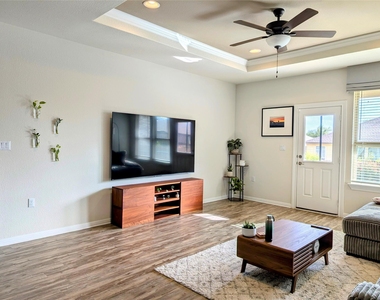 511 Hoot Owl Ln S - Photo Thumbnail 9