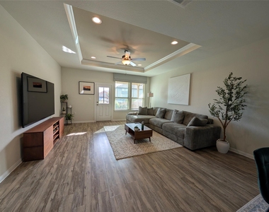511 Hoot Owl Ln S - Photo Thumbnail 10
