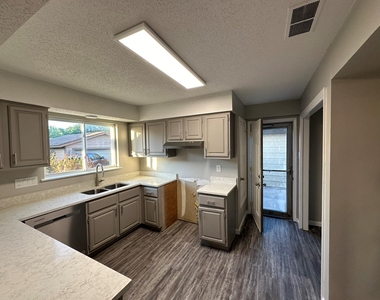 295 Mooring Cir - Photo Thumbnail 13