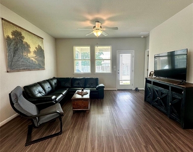 208 Mountain Valley St - Photo Thumbnail 5