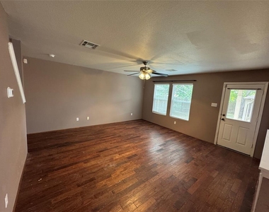3200 Crownover St - Photo Thumbnail 6