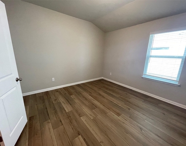 404 Grasslands Trl - Photo Thumbnail 13