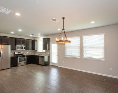 1001 Zodiac Ln - Photo Thumbnail 3