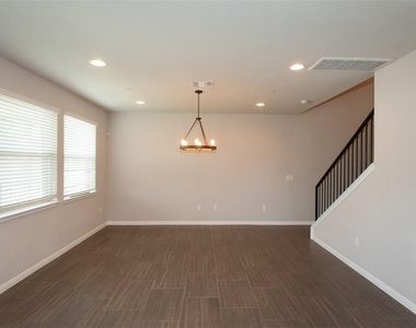 1001 Zodiac Ln - Photo Thumbnail 7