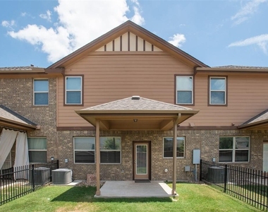 1001 Zodiac Ln - Photo Thumbnail 23