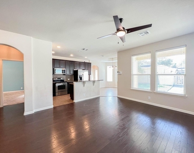 921 Heritage Springs Trl - Photo Thumbnail 5