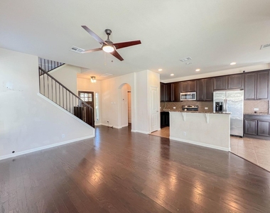 921 Heritage Springs Trl - Photo Thumbnail 4