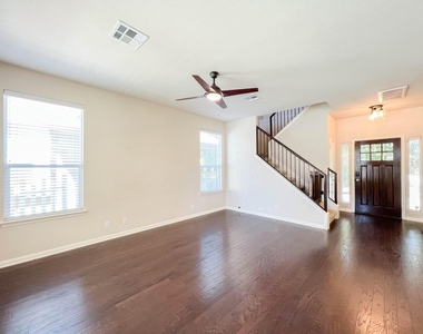 921 Heritage Springs Trl - Photo Thumbnail 3