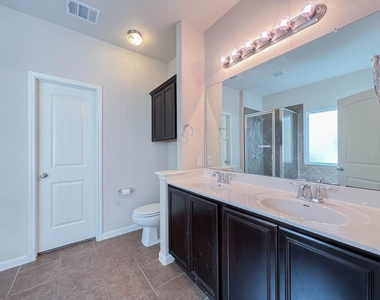 921 Heritage Springs Trl - Photo Thumbnail 15