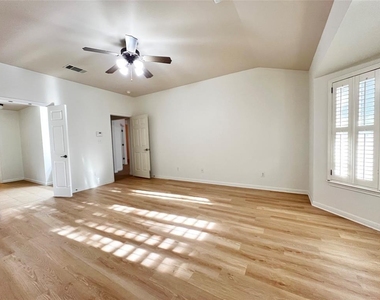 9500 Castle Pines Dr - Photo Thumbnail 12