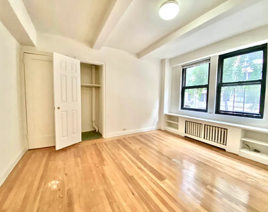 328 East 43rd Street - Photo Thumbnail 16