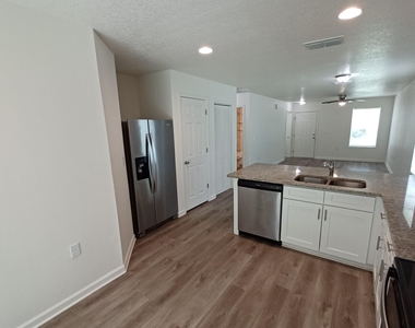 614 Hannah Street - Photo Thumbnail 5