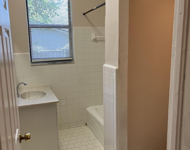 5105 Hollycrest Drive - Photo Thumbnail 4