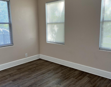 5105 Hollycrest Drive - Photo Thumbnail 7