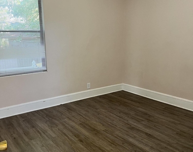 5105 Hollycrest Drive - Photo Thumbnail 6
