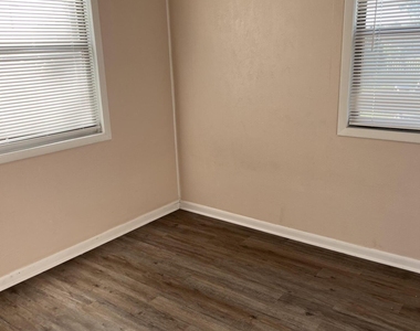 5105 Hollycrest Drive - Photo Thumbnail 3