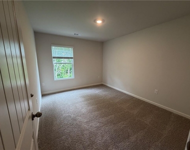 36 Berryville Drive - Photo Thumbnail 8