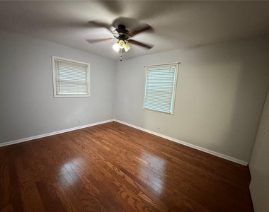 789 Jordan Lane - Photo Thumbnail 8