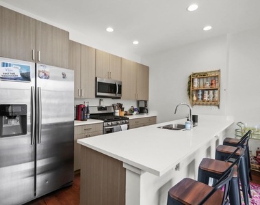 832 W Erie Street - Photo Thumbnail 5