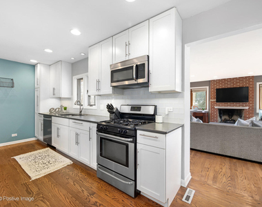 392 E Saint Charles Road - Photo Thumbnail 6