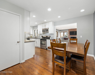 392 E Saint Charles Road - Photo Thumbnail 7