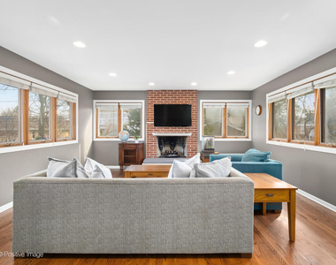 392 E Saint Charles Road - Photo Thumbnail 4