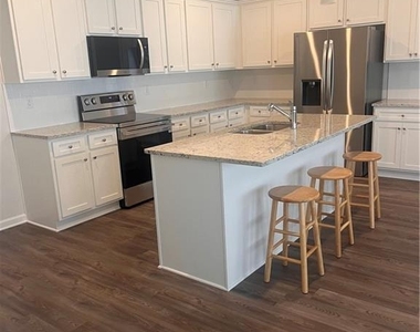 398 Lanier Circle - Photo Thumbnail 2