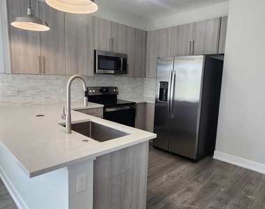 825 E 61st Street - Photo Thumbnail 4