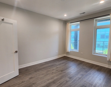 825 E 61st Street - Photo Thumbnail 7