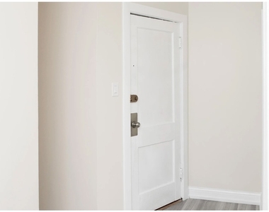 730 W Roscoe Street - Photo Thumbnail 8