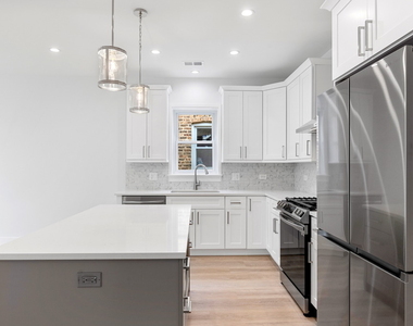 6423 N Washtenaw Avenue - Photo Thumbnail 3