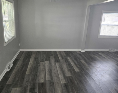 7139 W 74th Street - Photo Thumbnail 3