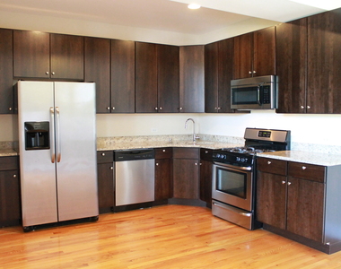 2540 W Winnemac Avenue - Photo Thumbnail 3