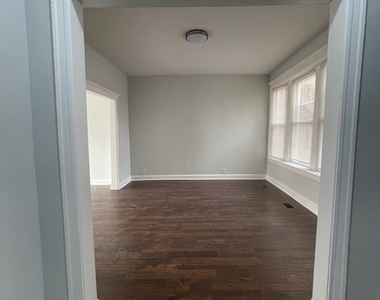 916 W 68th Street - Photo Thumbnail 2