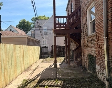 916 W 68th Street - Photo Thumbnail 12
