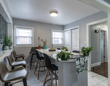 1805 N Harding Avenue - Photo Thumbnail 3