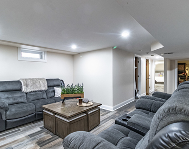 1805 N Harding Avenue - Photo Thumbnail 9