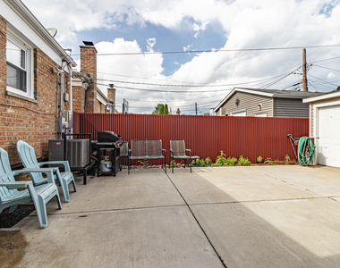 1805 N Harding Avenue - Photo Thumbnail 12