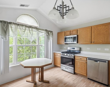1632 Columbia Circle - Photo Thumbnail 10