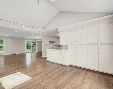 521 Pamela Circle - Photo Thumbnail 8