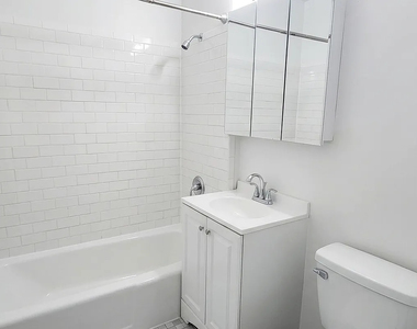 270 West 25th Street - Photo Thumbnail 4