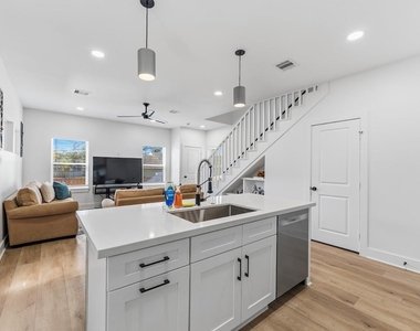 3327 Cornell Street - Photo Thumbnail 9