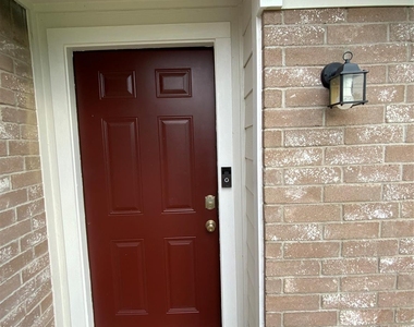 5027 Kleinway Dr - Photo Thumbnail 2