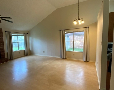 5027 Kleinway Dr - Photo Thumbnail 5