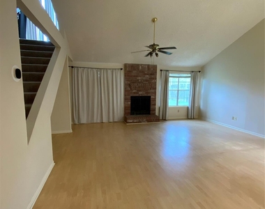 5027 Kleinway Dr - Photo Thumbnail 4